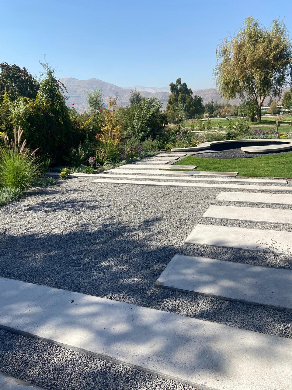 Jardín con caminos de piedra y vista a la cordillera