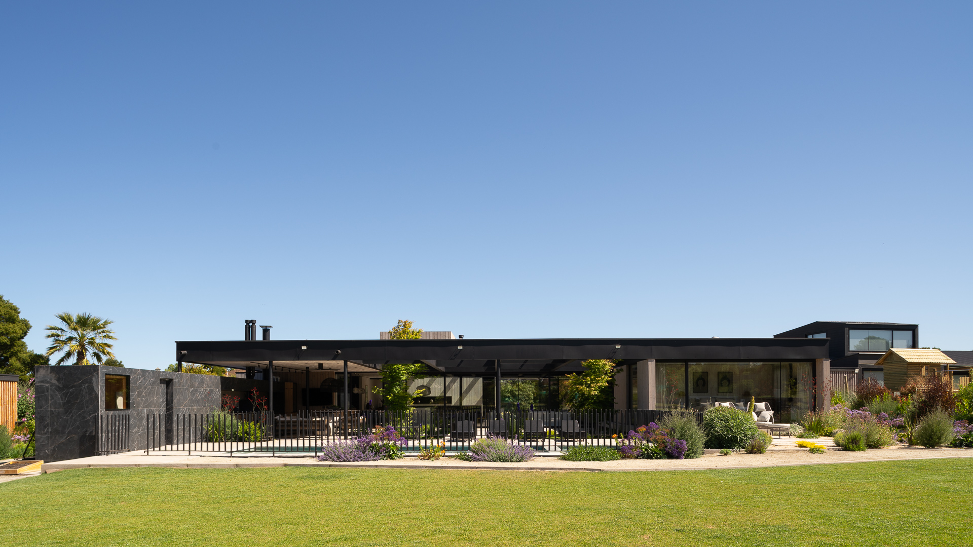 Fachada con jardín y prado