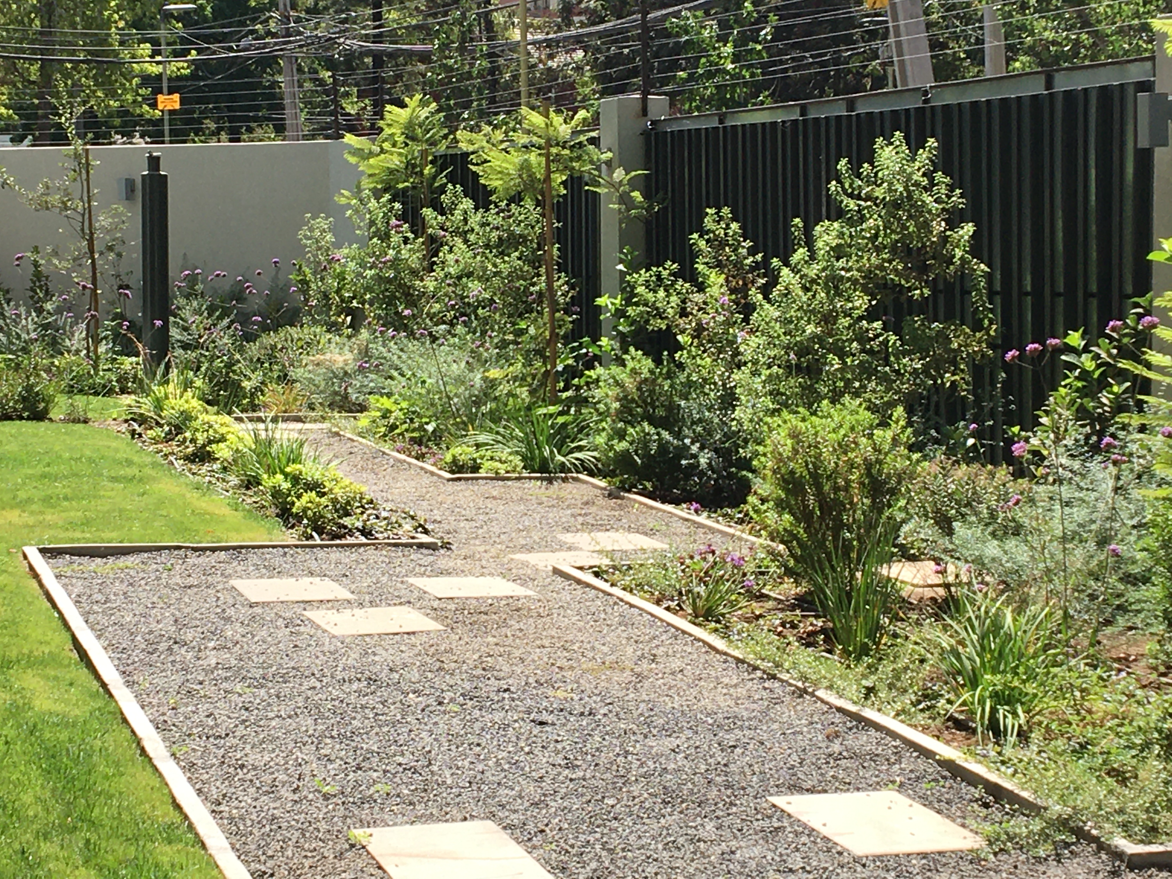 Jardín urbano con gravilla y plantas
