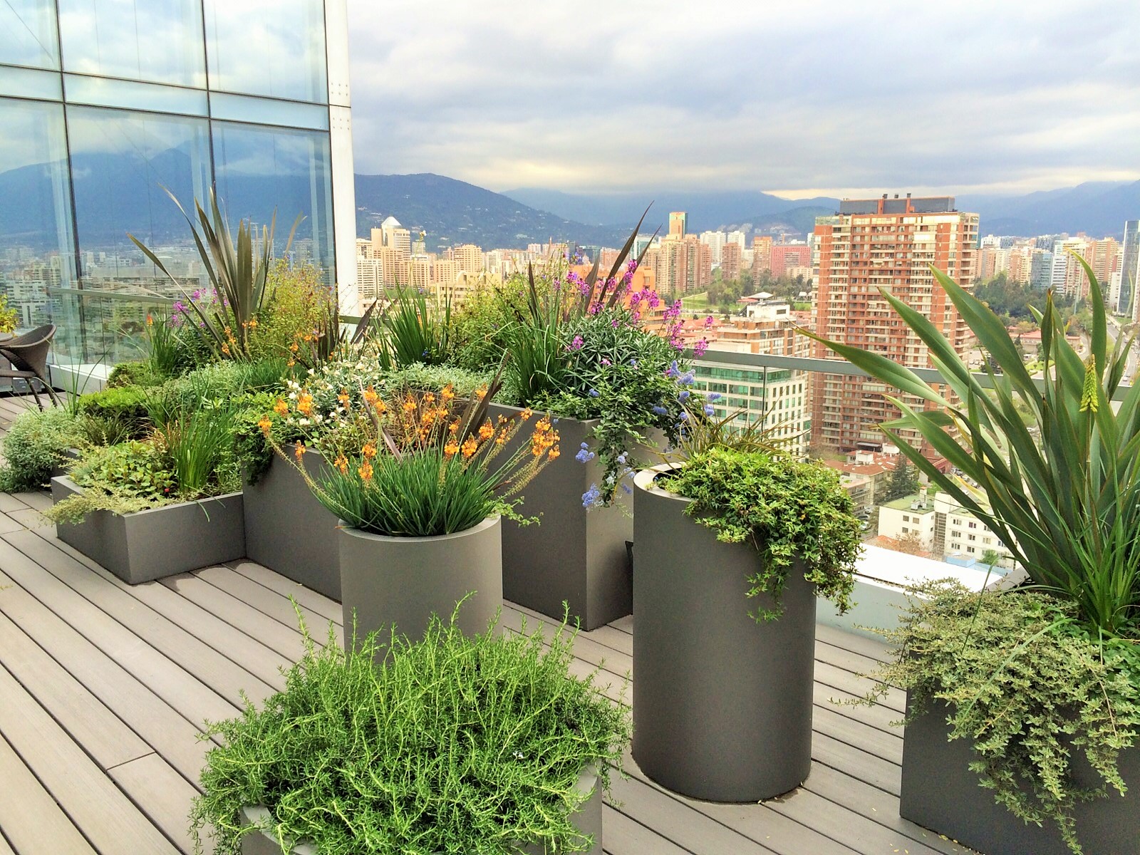Terraza corporativa en altura con vista a Santiago